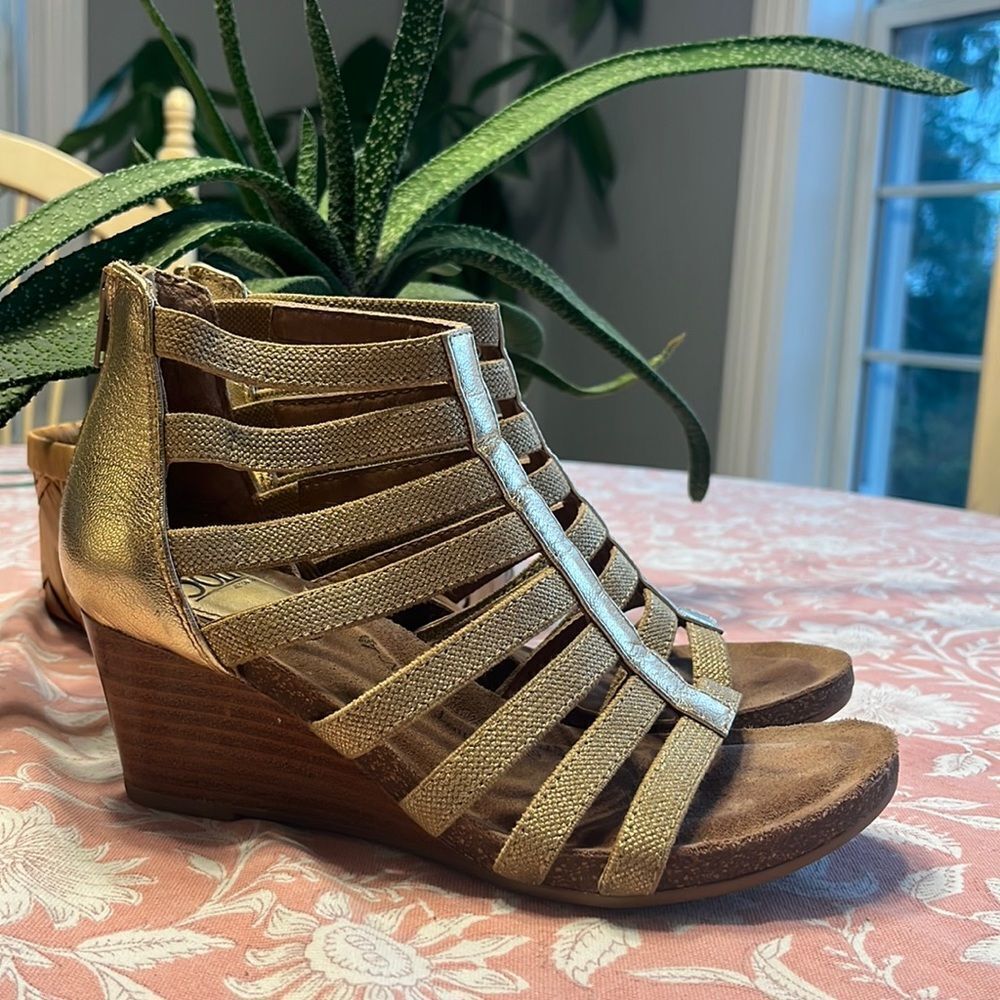 Sofft Gold Wedge Womens Sandals Size 6.5